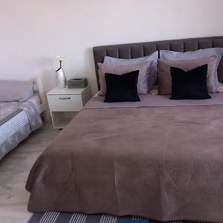 Tiny At The Castle Apartment *