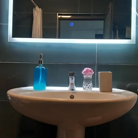 Tiny At The Castle Apartment *