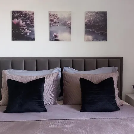 Tiny At The Castle شقة