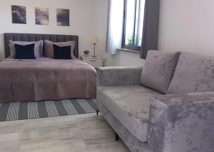 Tiny At The Castle Apartment *