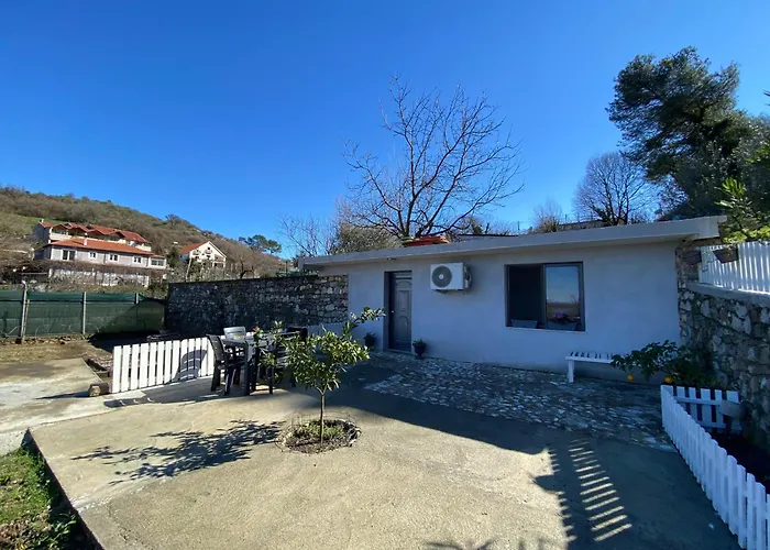 Tiny At The Castle Apartment *